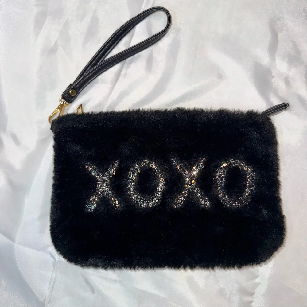 XOXO Black Faux Fur Clutch Wristlet Purse Make up bag Glitter Accents Chic‎ Y2K